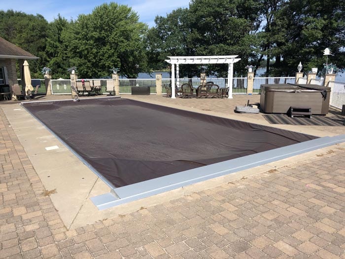 auto cover on pool.