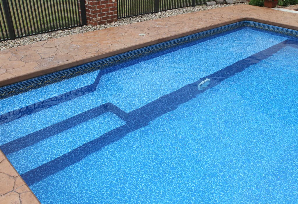Pool steps / bench and liner.